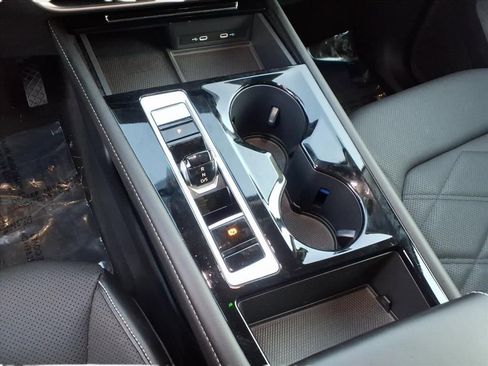 Used 2024 Volkswagen Atlas SE image 24