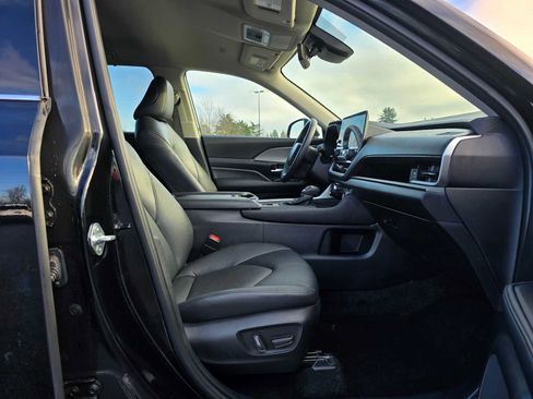 Used 2025 Toyota Grand Highlander AWD image 12