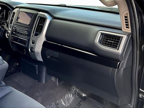 Used 2017 Nissan Titan SV image 15