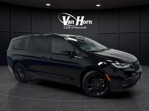 Used 2025 Chrysler Pacifica Limited image 42