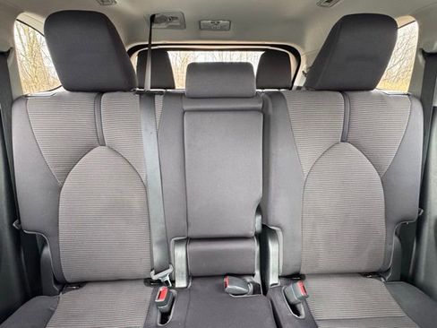 Used 2021 Toyota Highlander LE AWD/4WD image 16
