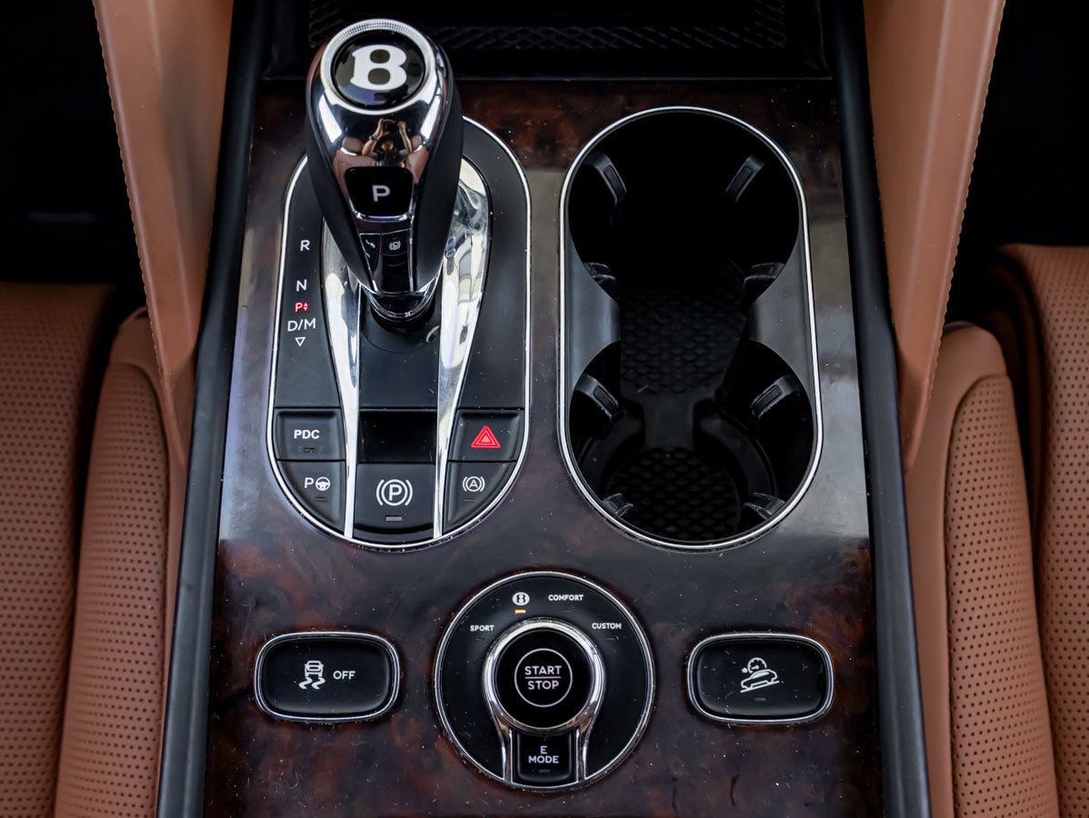 Used 2023 Bentley Bentayga Plug-In Hybrid AWD/4WD image 28