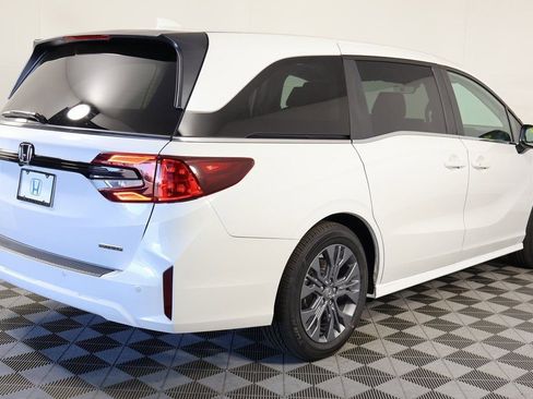 New 2026 Honda Odyssey Touring image 2