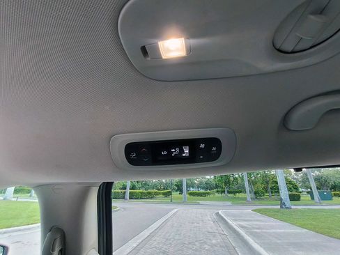 Used 2021 Chrysler Voyager Lxi FWD image 31