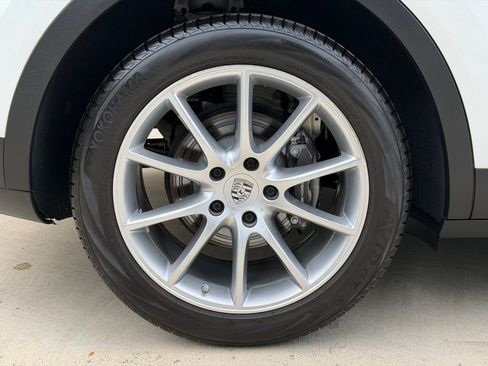 Used 2023 Porsche Cayenne AWD/4WD image 19