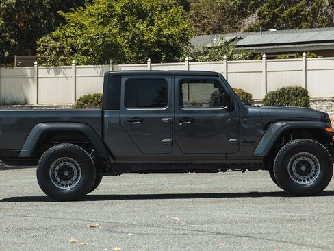 Used 2024 Jeep Gladiator Sport image 15