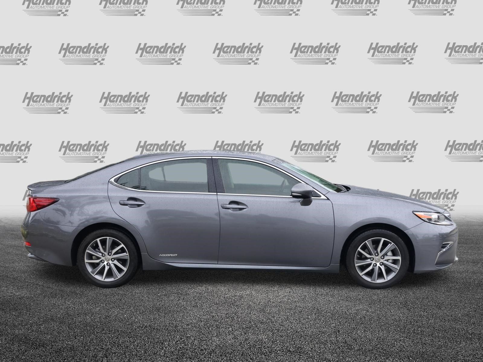 Used 2016 Lexus ES 300h w/ Luxury Package w/Wood Trim FWD image 10