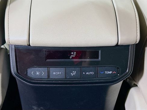 Used 2023 Toyota Highlander Limited FWD image 23