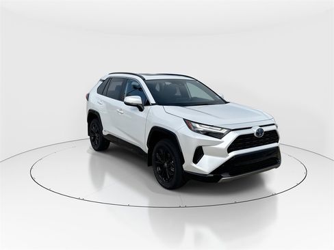 Used 2023 Toyota RAV4 SE image 2