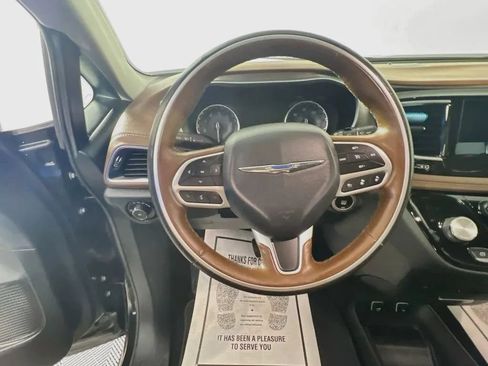 Used 2019 Chrysler Pacifica Limited w/ Tire & Wheel Group FWD image 12