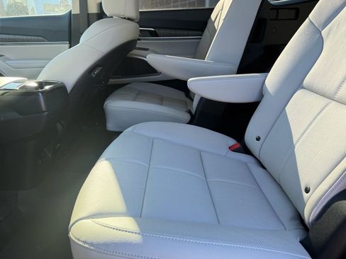 Used 2024 Kia Telluride EX w/ EX Captain's Chair Package image 9