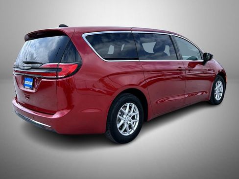 Used 2025 Chrysler Pacifica Select FWD image 5