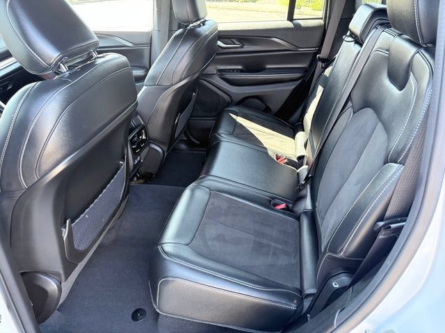 Used 2023 Jeep Grand Cherokee Altitude AWD/4WD image 7