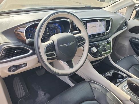 Used 2021 Chrysler Pacifica Limited AWD/4WD image 16