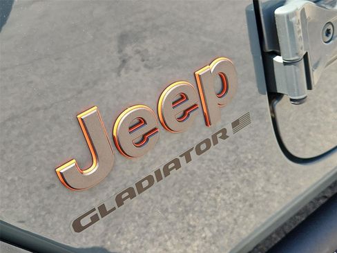 Used 2024 Jeep Gladiator Mojave w/ Safety Group AWD/4WD image 30
