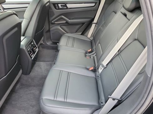 Certified 2023 Porsche Cayenne Platinum Edition image 19