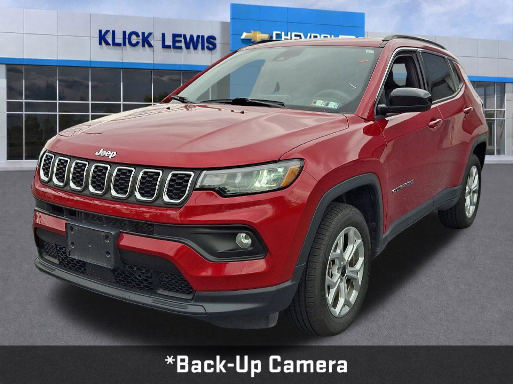 Used 2025 Jeep Compass Latitude w/ Sun & Sound Group AWD/4WD image 3