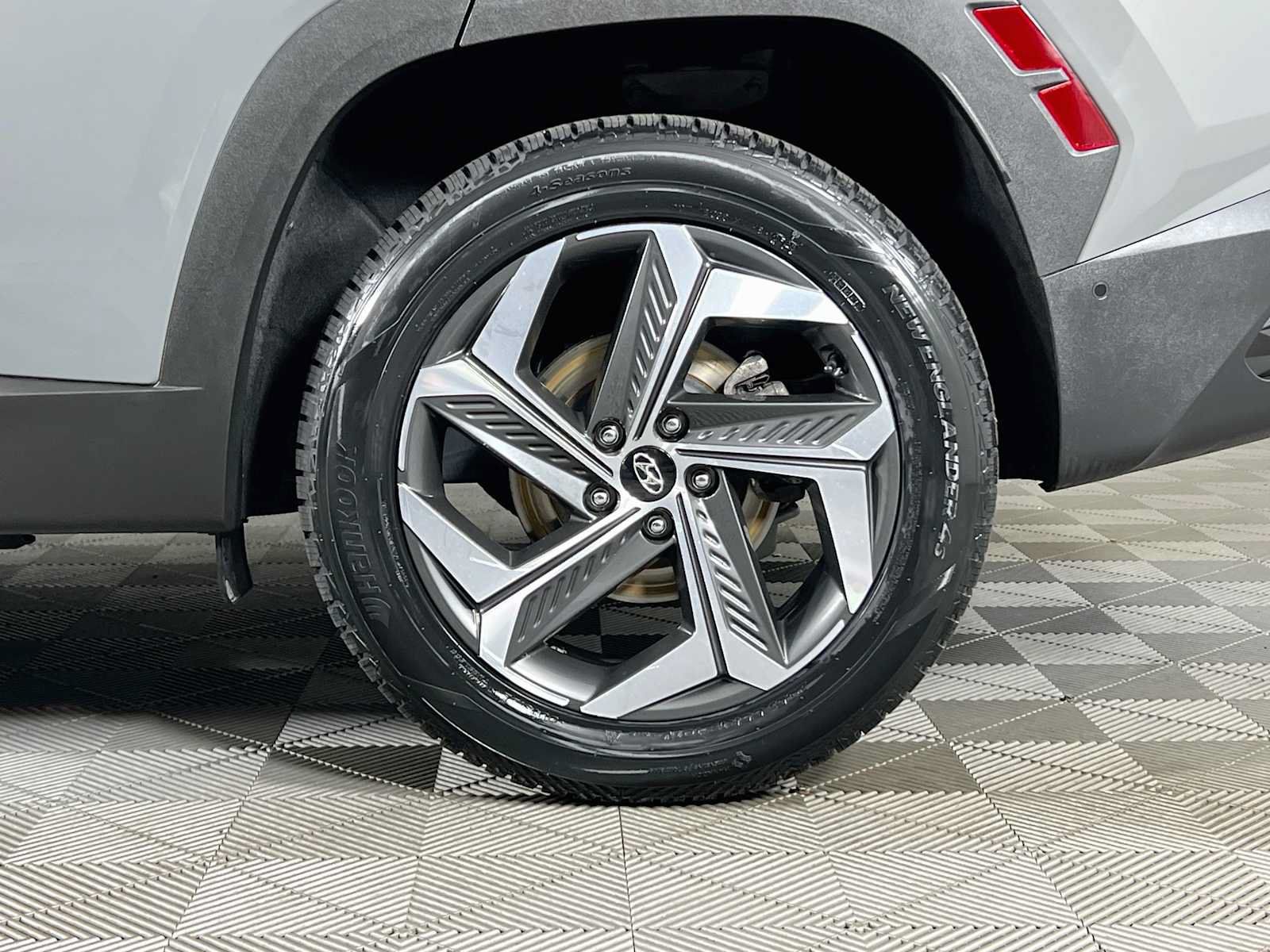 Certified 2024 Hyundai Tucson Limited AWD/4WD image 33