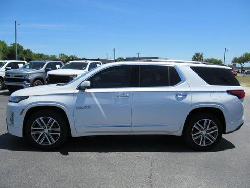 Used 2023 Chevrolet Traverse High Country FWD image 2