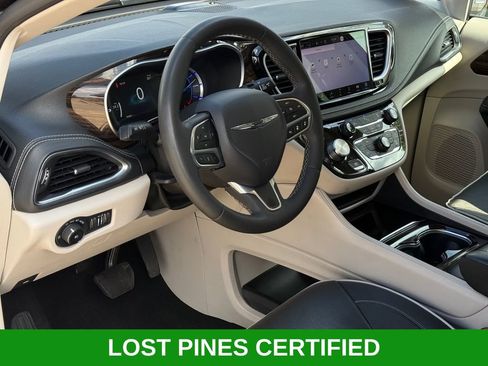 Used 2023 Chrysler Pacifica Limited FWD image 10