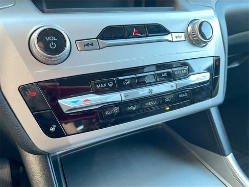 Used 2022 Ford Explorer XLT w/ Equipment Group 202A image 15