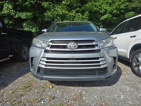 Used 2018 Toyota Highlander LE FWD image 2