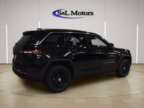 Used 2023 Jeep Grand Cherokee Limited AWD/4WD image 8