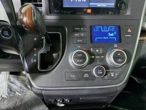 Used 2016 Toyota Sienna Limited FWD image 21