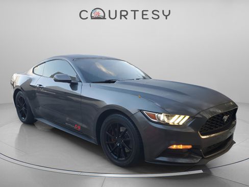 Used 2017 Ford Mustang Coupe image 5
