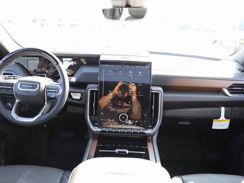 New 2026 GMC Yukon XL Denali w/ Denali Reserve Package image 12