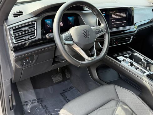 Used 2025 Volkswagen Atlas Cross Sport SE FWD image 4