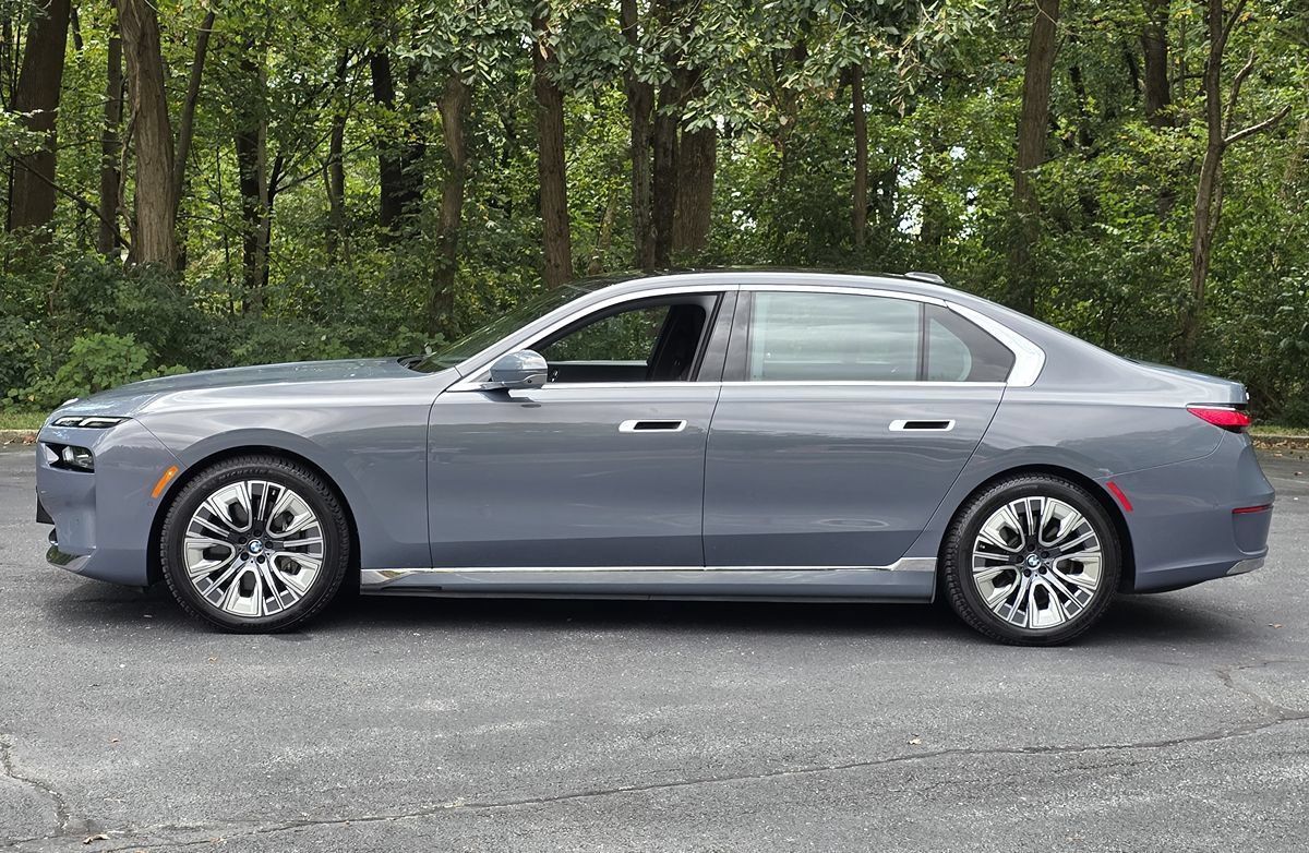 Used 2024 BMW i7 xDrive60 AWD/4WD image 3