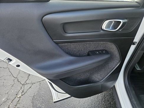 Used 2024 Volvo XC40 B5 Ultimate w/ Protection Package Premier image 17