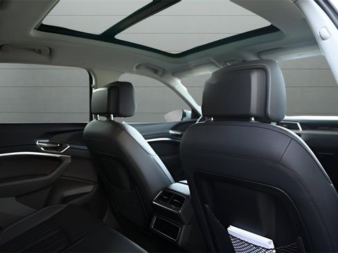 Used 2024 Audi Q8 e-tron Premium image 27