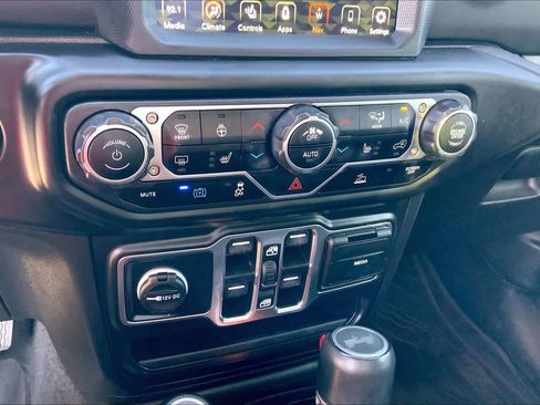 Used 2022 Jeep Wrangler Unlimited Sahara w/ Cold Weather Group AWD/4WD image 32