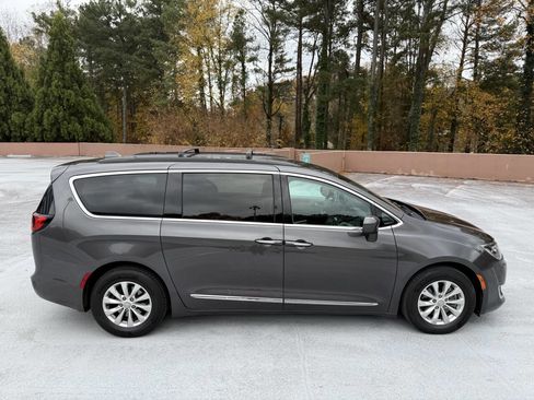 Used 2017 Chrysler Pacifica Touring-L image 9