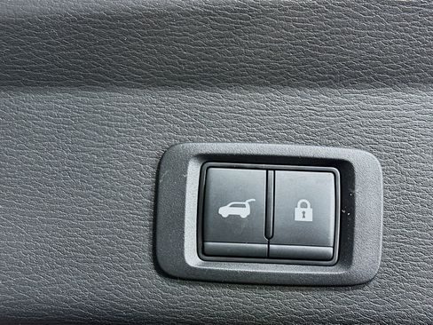 Used 2025 Mitsubishi Outlander SE image 30