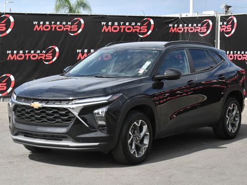 Used 2025 Chevrolet Trax LT FWD image 3