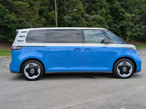 Used 2025 Volkswagen ID. Buzz Pro S Plus RWD image 10