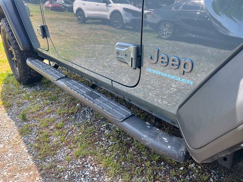 Used 2024 Jeep Wrangler Unlimited AWD/4WD image 9