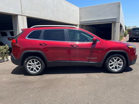 Used 2017 Jeep Cherokee Latitude FWD image 4