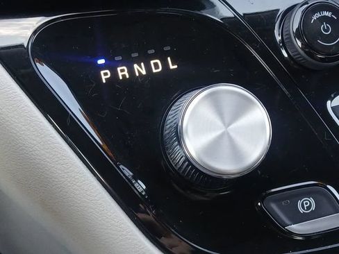 Used 2023 Chrysler Pacifica Touring-L FWD image 20
