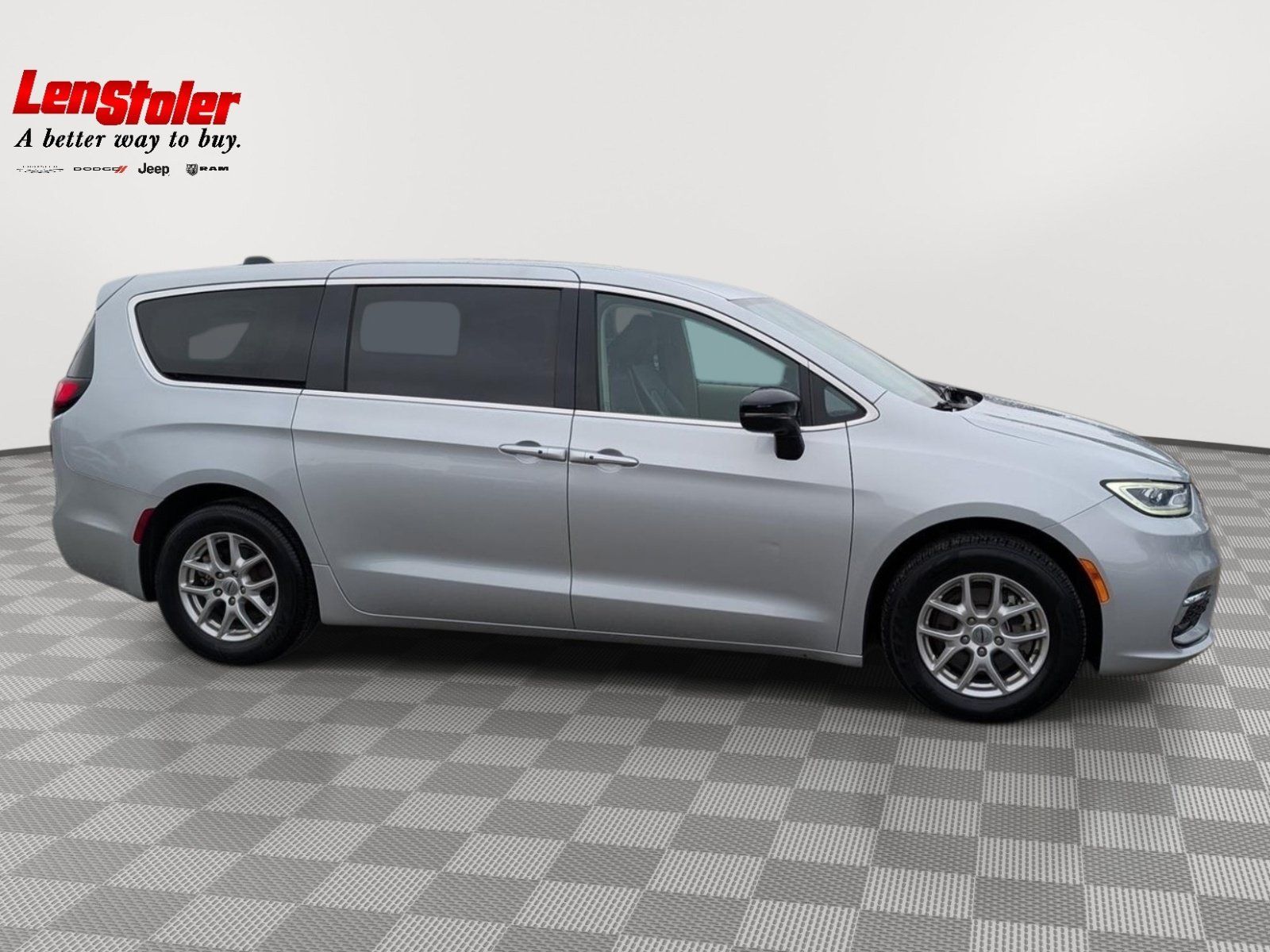 Used 2024 Chrysler Pacifica Touring-L FWD image 6