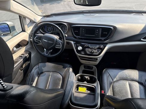 Used 2017 Chrysler Pacifica Touring-L FWD image 26