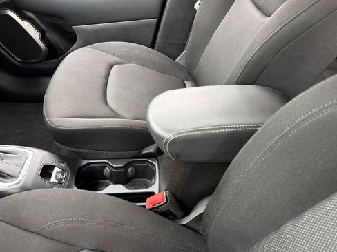 Used 2023 Jeep Renegade Latitude AWD/4WD image 13