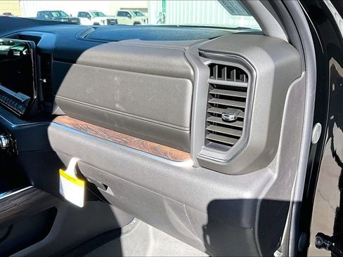 New 2026 GMC Sierra 1500 SLT image 17