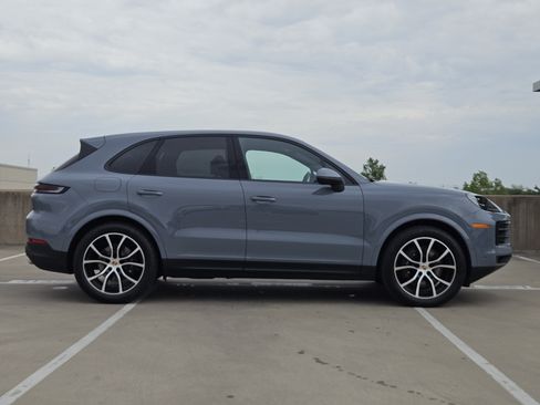 Used 2025 Porsche Cayenne AWD/4WD image 9