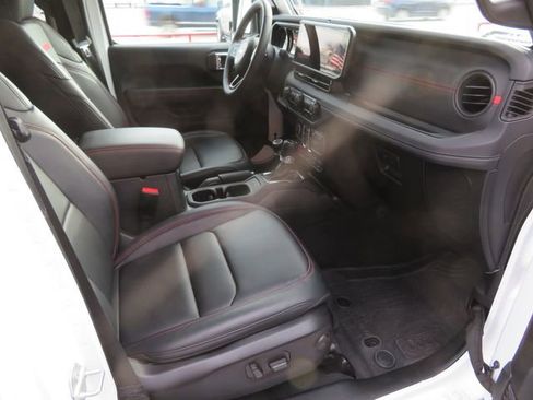 Used 2024 Jeep Gladiator Rubicon w/ Technology Group image 20