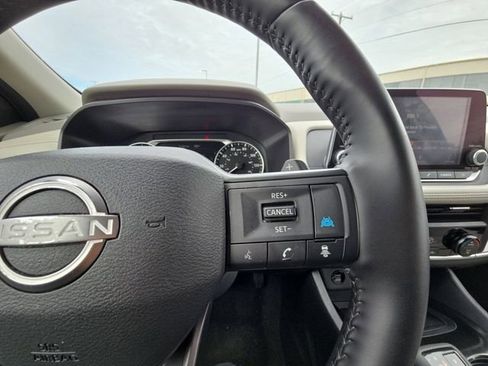 Used 2025 Nissan Rogue SV FWD image 12