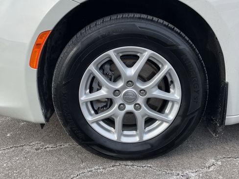 Used 2017 Chrysler Pacifica Touring image 17